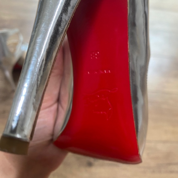 Size 8 louboutin heels - Picture 4 of 9